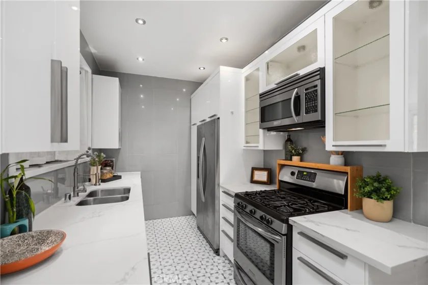 828 N Hudson Avenue #106 photo 21