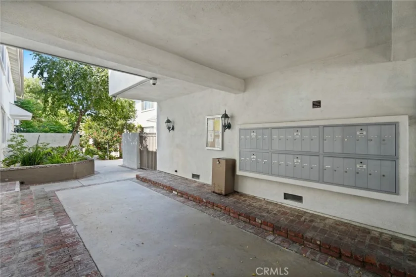 18601 Collins #D30 photo 2