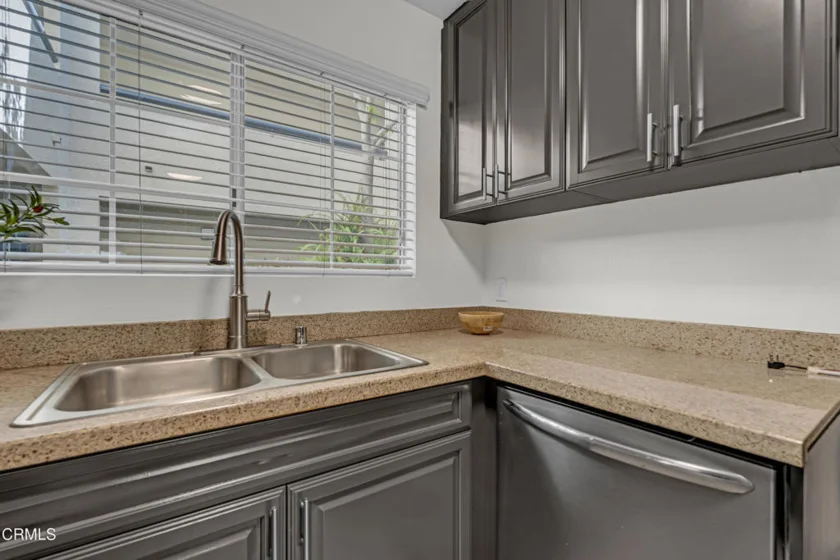 5500 Owensmouth Avenue #104 photo 4