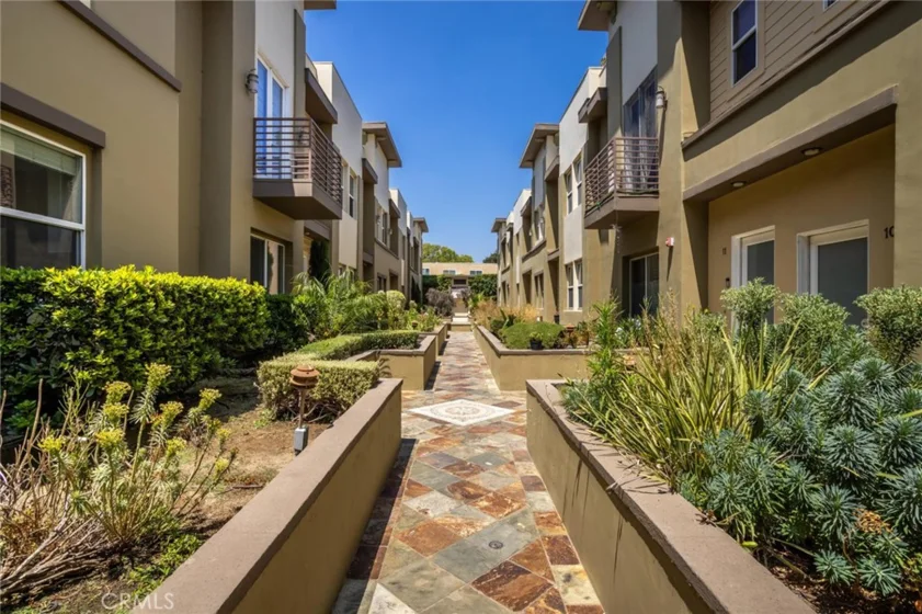 431 N Los Robles Avenue #2 photo 3