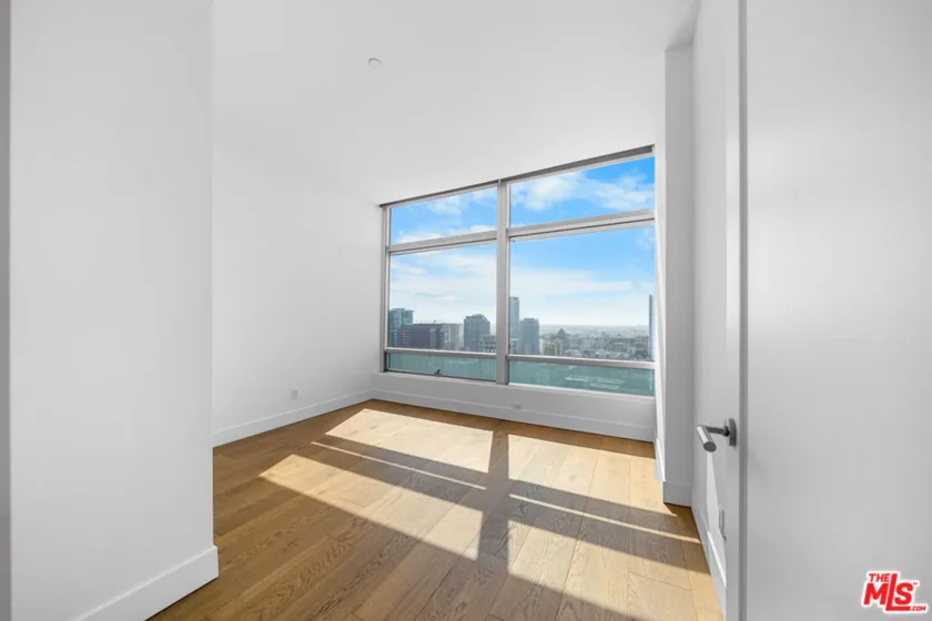 900 W Olympic Boulevard #32I photo 22