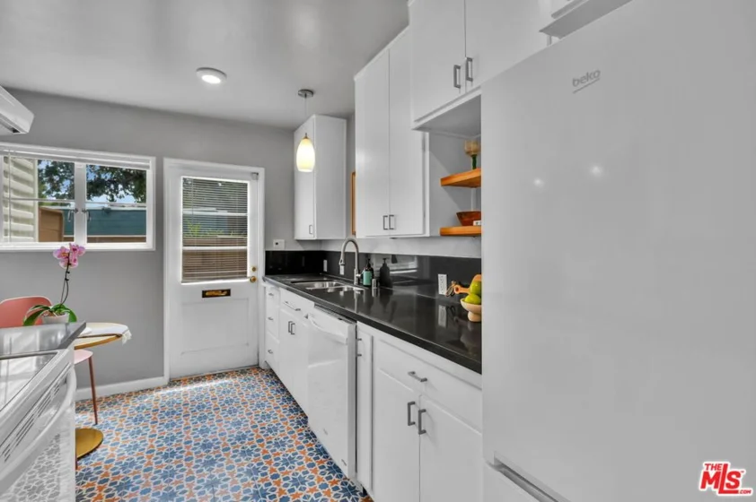 5226 Village Green photo 6