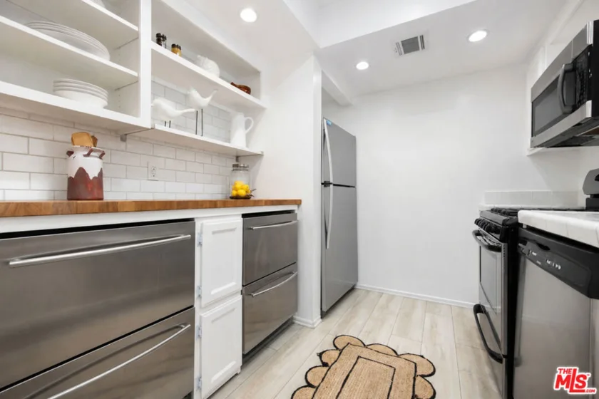 4249 Longridge Avenue #209 photo 12
