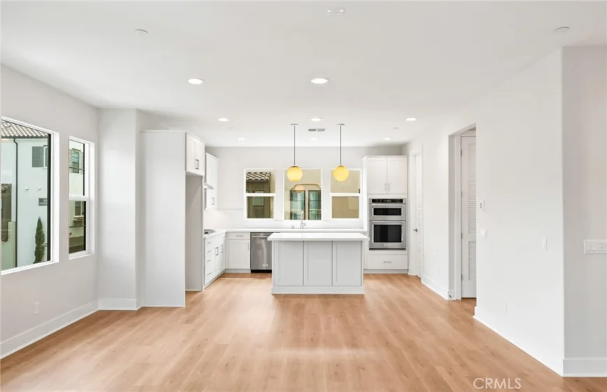 100 Pickwick Lane photo 6