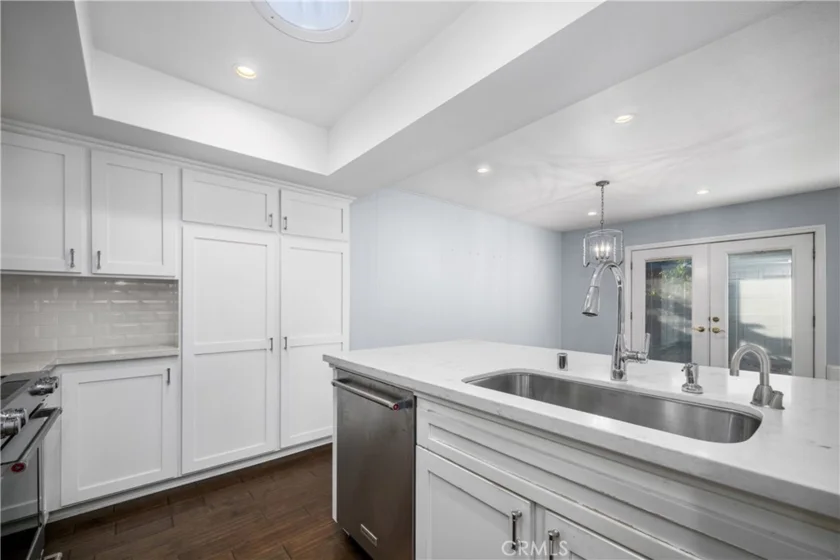 9658 Bloomfield Avenue photo 4