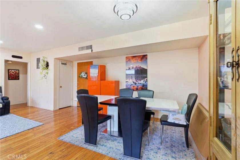 5429 Newcastle # 303 photo 18