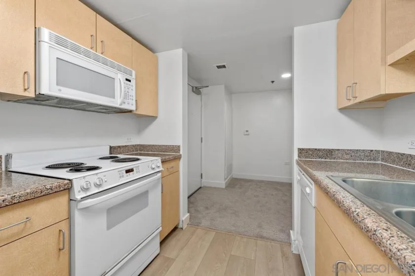 425 W Beech #204 photo 32