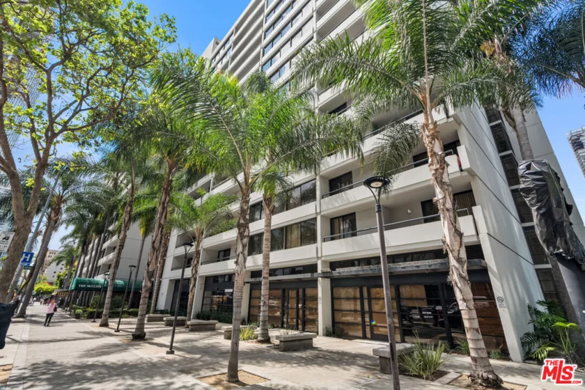 600 W 9th Street #1512 photo 32