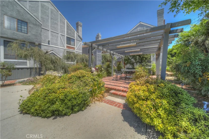 18100 Burbank #14 photo 41