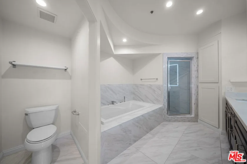 326 Westminster Avenue #404 photo 25