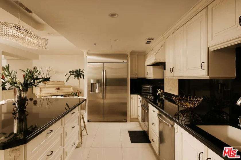 10450 Wilshire Boulevard #4J photo 2