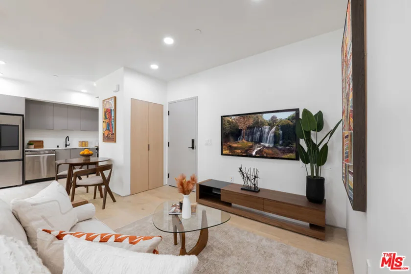 1361 Kelton Avenue #401 photo 2