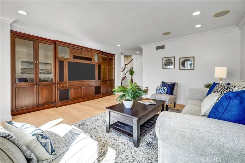 70 Fairlake photo 25