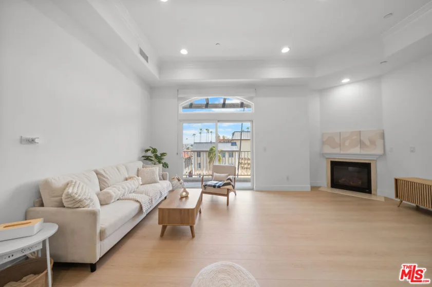 309 S Mariposa Avenue #301 photo 2