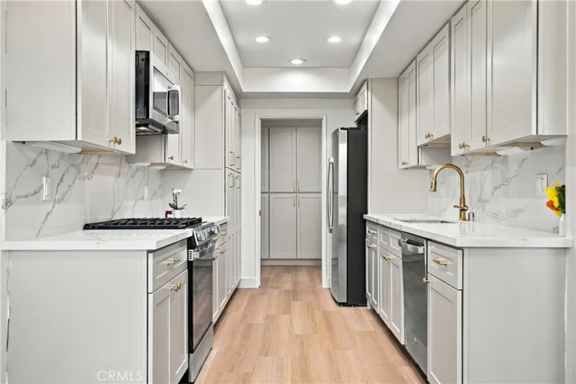 17140 Burbank #207 photo 12