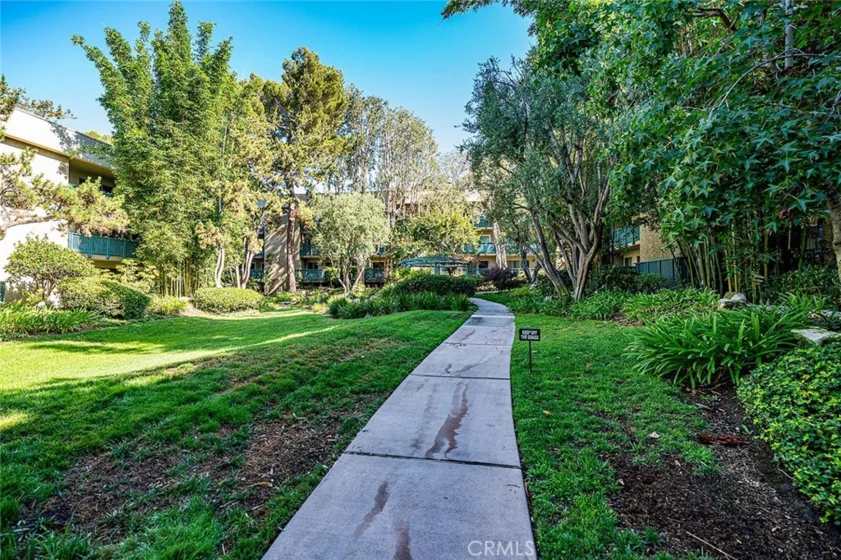 576 N Bellflower photo 33