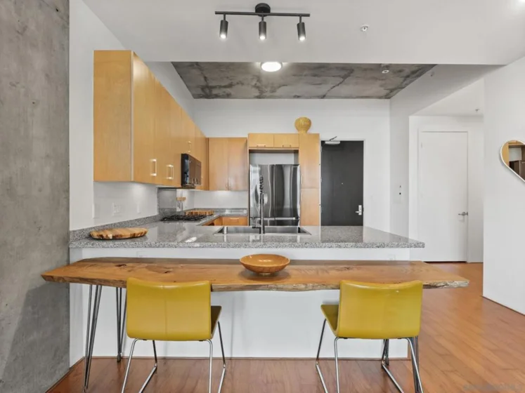 527 10th Avenue #402 photo 3