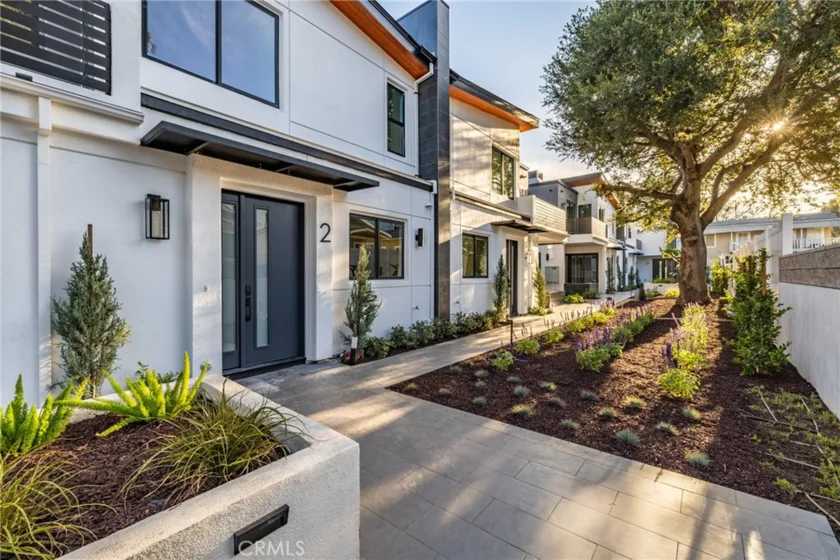 1649 N Lake Avenue #1 photo 2