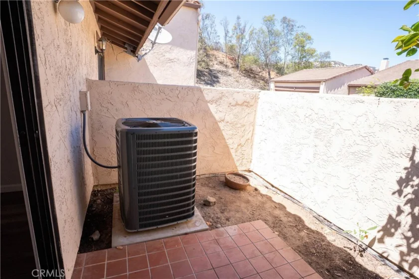 2055 Earl Glen photo 30