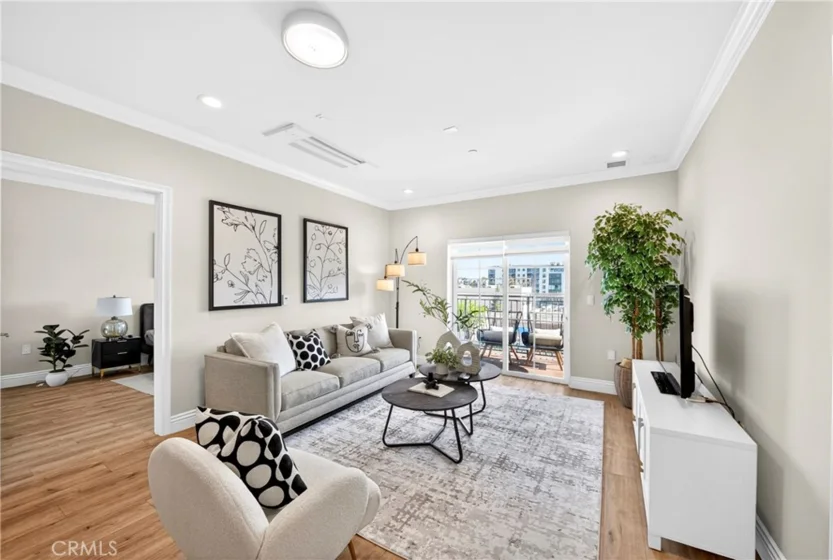 944 S Serrano Avenue #306 photo 2