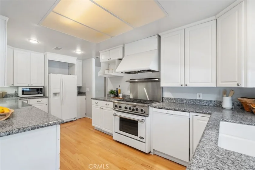 885 S Orange Grove Boulevard #2 photo 12