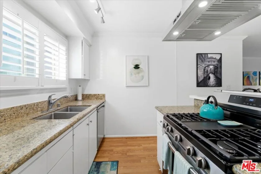 22030 Calvert Street #6 photo 5