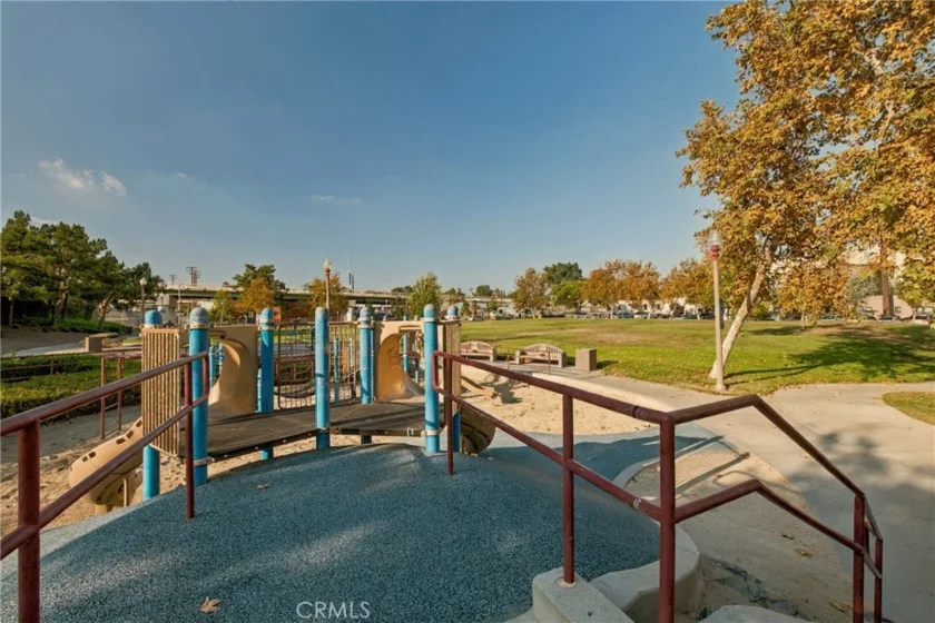 460 Golden Avenue #320 photo 25