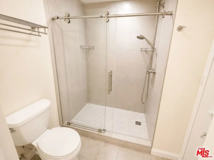5009 Woodman Avenue #202 photo 6