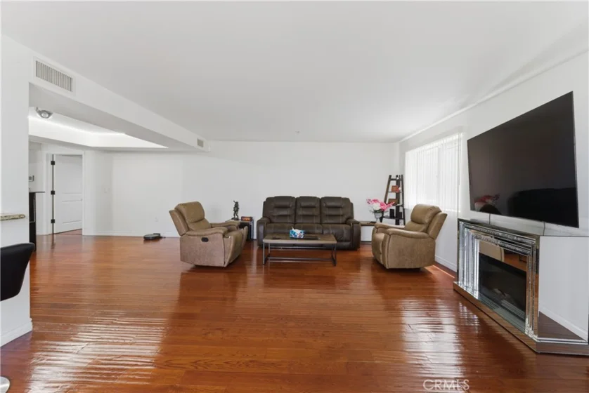 4733 Elmwood Avenue #203 photo 46