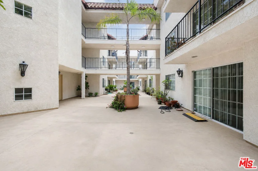 4249 Longridge Avenue #209 photo 37