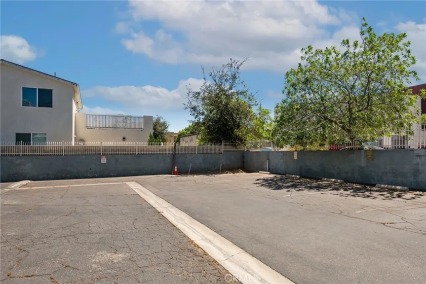 15106 Nordhoff photo 44