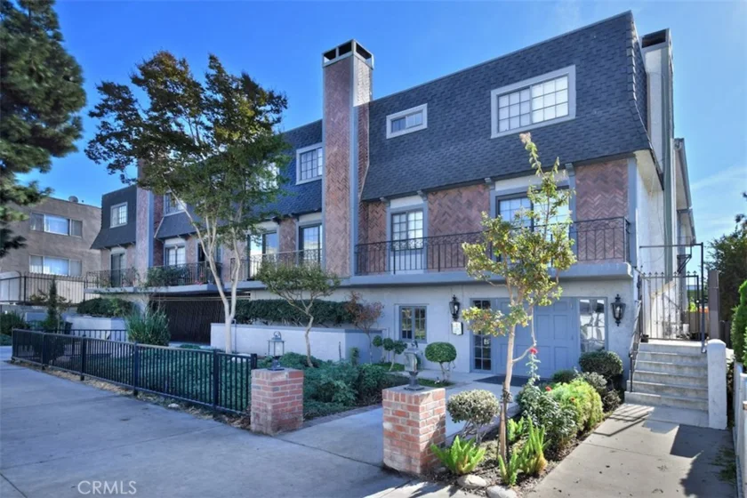 15322 Weddington Street #1 photo 1