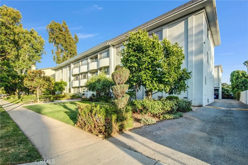 972 E California #304 photo 1
