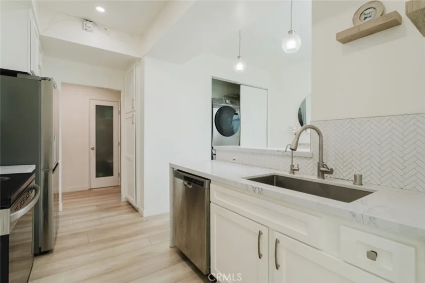 1305 N Columbus Avenue #204 photo 15