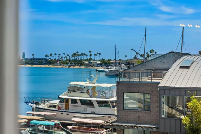 2600 Newport photo 33