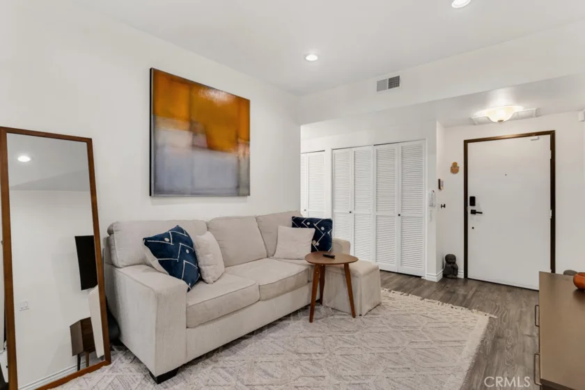 17914 Magnolia Boulevard #121 photo 4