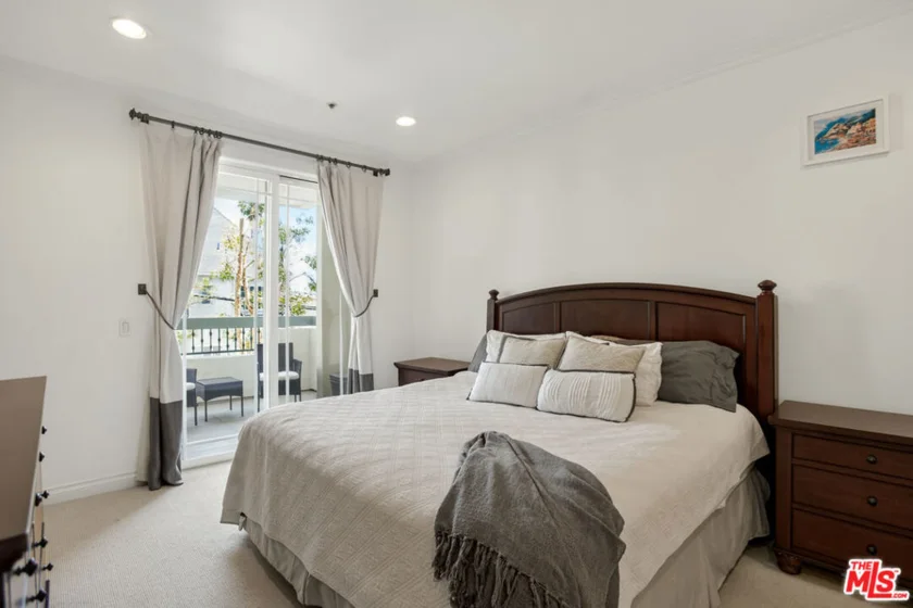 1426 N Laurel Avenue #110 photo 31