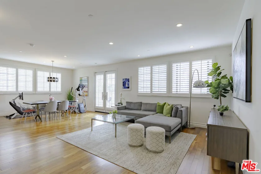 4661 Wilshire Boulevard #204 photo 1