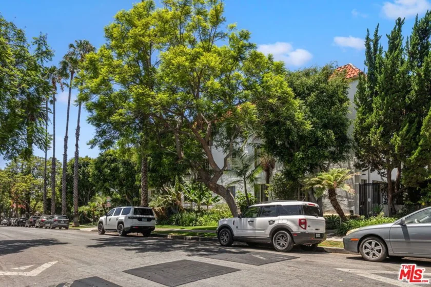 1345 N Hayworth Avenue #2 photo 31