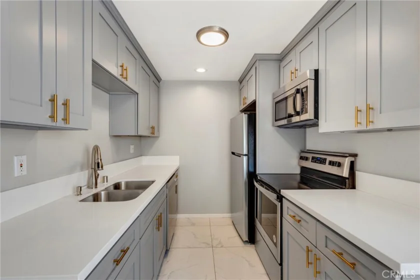 12801 Moorpark Street #303 photo 7