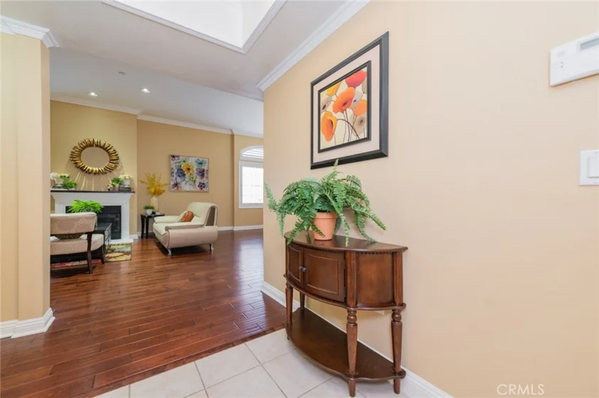 610 S Wilton Place #402 photo 2