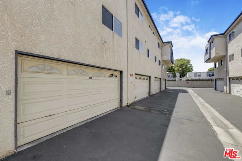 18550 Hatteras Street #100 photo 6