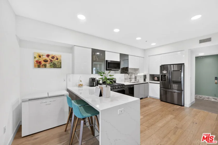 820 S Wilton Place #201 photo 39