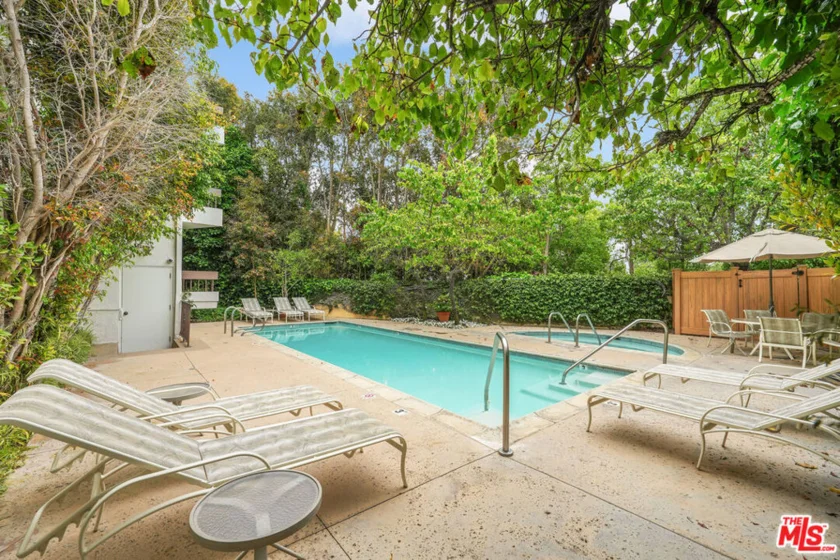 621 S Barrington Avenue #110 photo 17