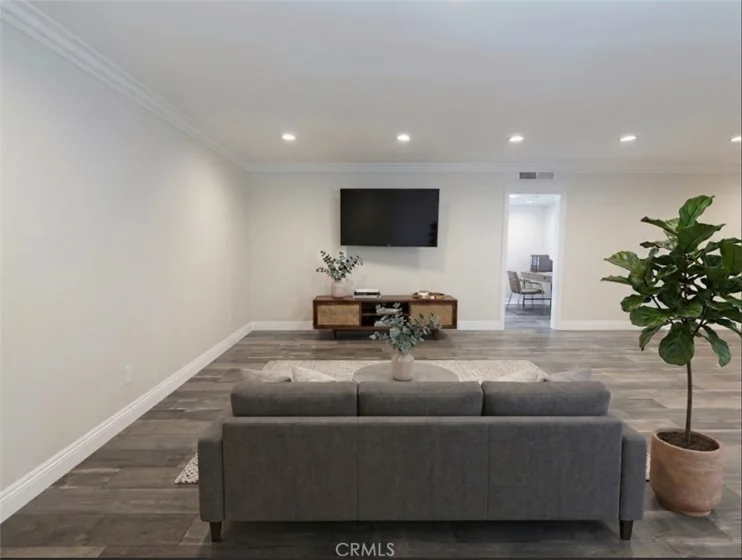 5354 Lindley #204 photo 2