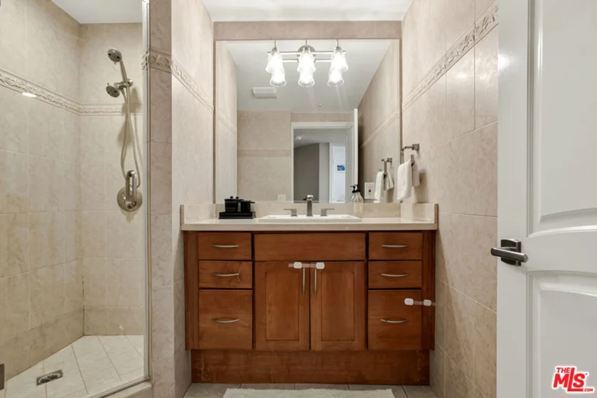 1426 N Laurel Avenue #110 photo 29