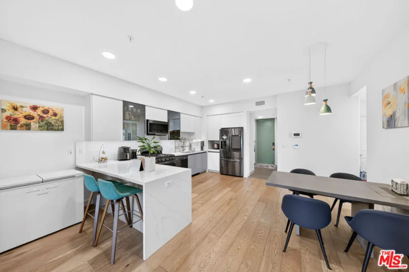 820 S Wilton Place #201 photo 38