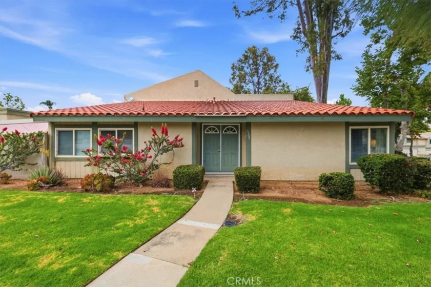 1304 Camelot Drive photo 3
