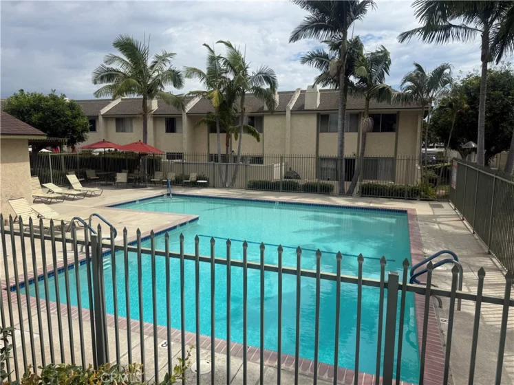 560 Berry Way photo 3