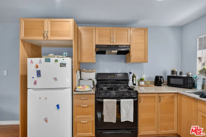 14618 Gilmore Street #4 photo 2